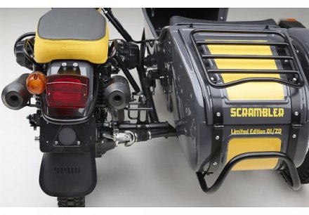 moto URAL SCRAMBLER,detalle colas de escape, paragolpes y portaequipaje trasero