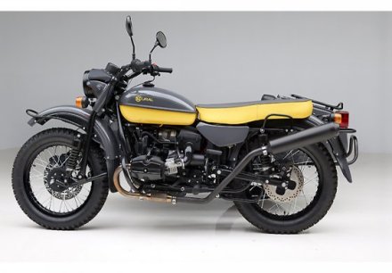 moto URAL SCRAMBLER vista del perfil resaltando el conjunto negro del motor